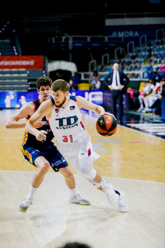 Giedraitis deja atrás a Paulí en un ataque del Baskonia.