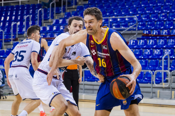 Gasol protege el balón de Suárez durante un duelo de esta temporada contra el Obradoiro