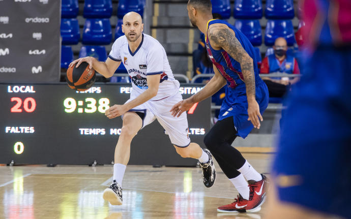 A sus 43 años, Albert Oliver sigue desafiando el tiempo. El base del Obradoiro es el jugador más veterano de esta ACB y su secreto no es otro que la pasión por este juego