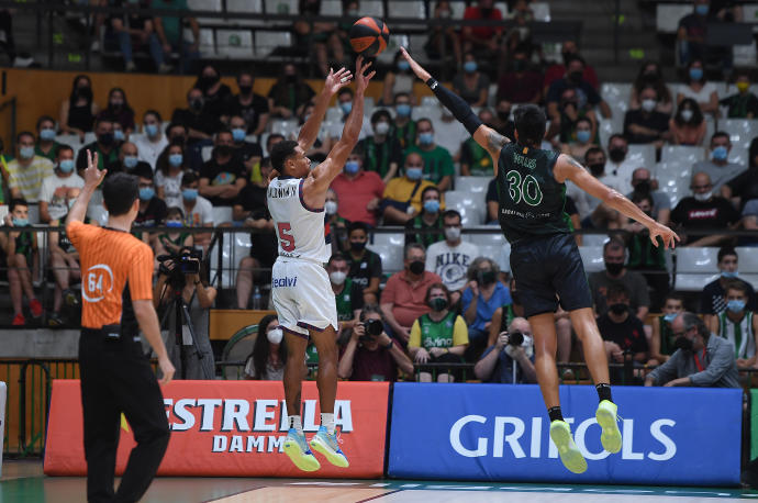 Baldwin intenta encestar ante Willis durante la última visita del Baskonia al Olímpic de Badalona