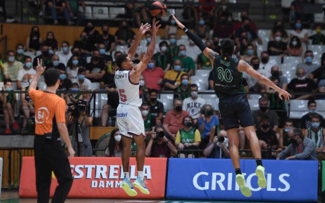 Baldwin intenta encestar ante Willis durante la última visita del Baskonia al Olímpic de Badalona Baldwin intenta encestar ante Willis durante la última visita del Baskonia al Olímpic de Badalona