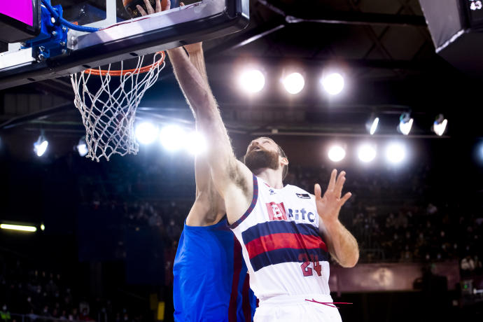 Costello intenta una bandeja durante la victoria contra el Barça en el Palau