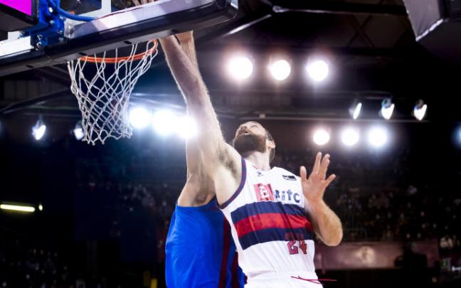 Costello intenta una bandeja durante la victoria contra el Barça en el Palau