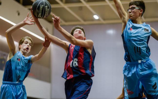 Khatiashvili intenta una bandeja ante la oposición de dos jugadores del Breogán