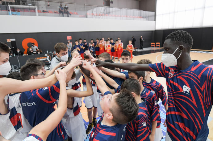 Los jugadores del infantil del Baskonia hacen piña tras caer contra el UCAM