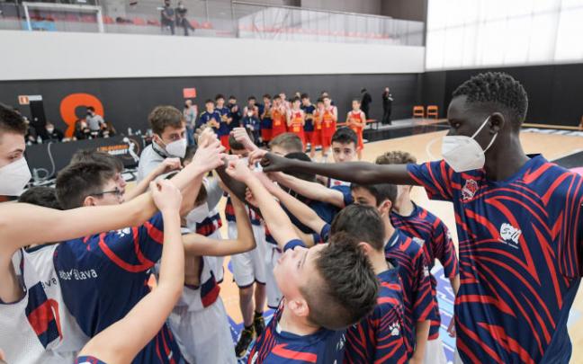 Los jugadores del infantil del Baskonia hacen piña tras caer contra el UCAM