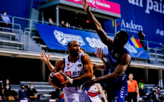 Granger busca un pase ante la presencia de Babatunde Granger busca un pase ante la presencia de Babatunde