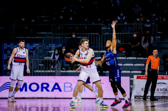 Kurucs maneja el balón ante Hannah en el duelo contra el Andorra, uno de sus mejores partidos como azulgrana