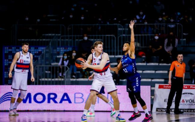 Kurucs maneja el balón ante Hannah en el duelo contra el Andorra, uno de sus mejores partidos como azulgrana