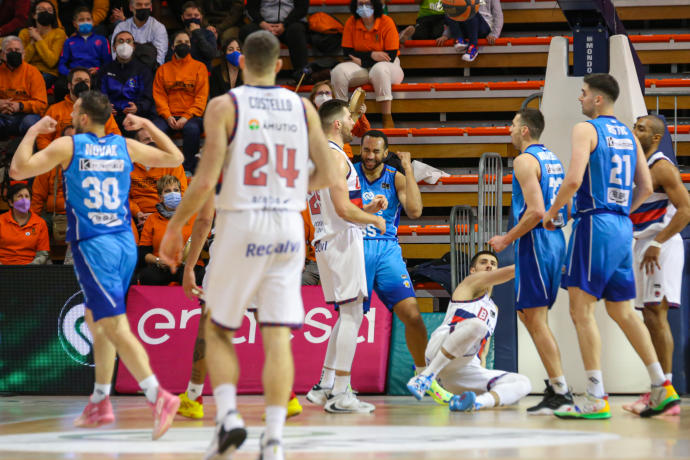 El Fernando Martín vivió una fiesta a costa de un Baskonia anticompetitivo a partir del tercer cuarto