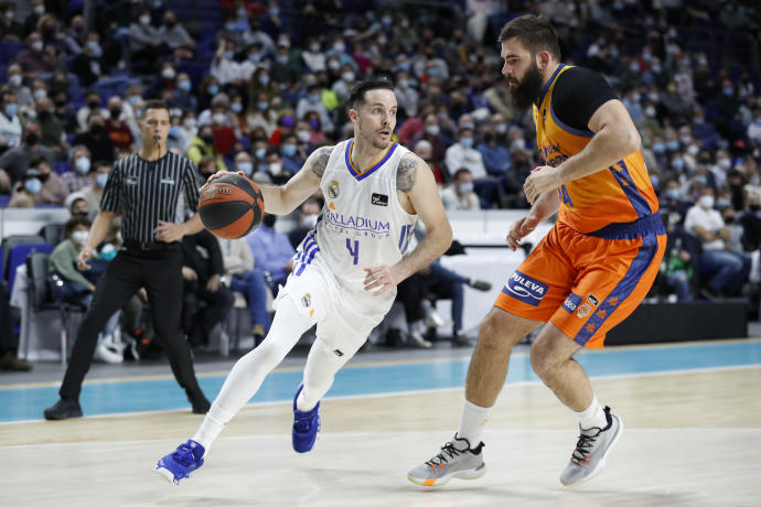 Heurtel controla el balón ante el Valencia