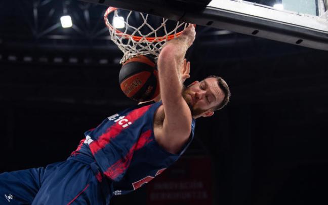 Costello machaca el aro en el duelo contra el Betis