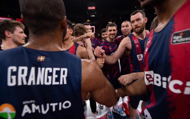 La plantilla celebra el triunfo ante el Betis