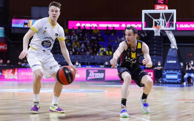 Marcelinho Huertas trata de dar un pase en el encuentro ante el Obradoiro