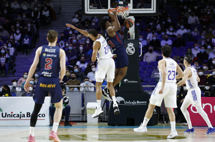 Enoch machaca el aro ante la oposición de Tavaes en la jugada en la que el Baskonia le dio la vuelta al marcador