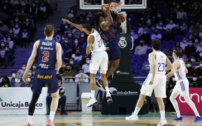 Enoch machaca el aro ante la oposición de Tavaes en la jugada en la que el Baskonia le dio la vuelta al marcador Enoch machaca el aro ante la oposición de Tavaes en la jugada en la que el Baskonia le dio la vuelta al marcador