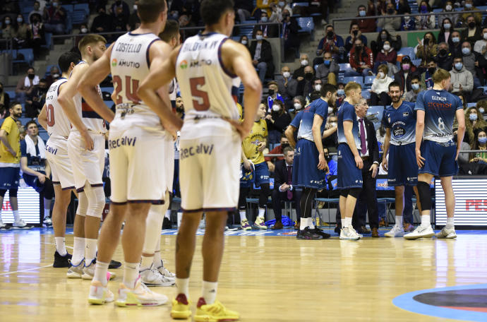 Los jugadores del Baskonia esperan cabizbajos a los de Obradoiro