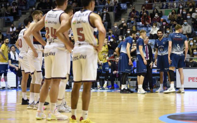 Los jugadores del Baskonia esperan cabizbajos a los de Obradoiro Los jugadores del Baskonia esperan cabizbajos a los de Obradoiro