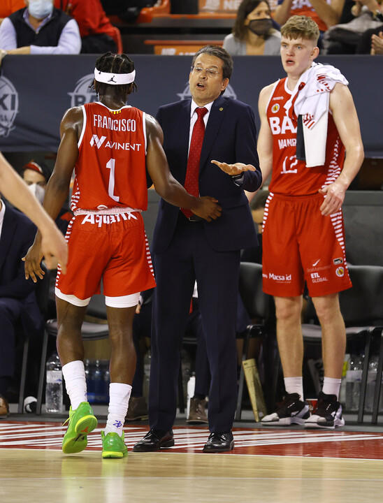 Pedro Martínez da instrucciones a Sylvain Francisco durante un partido de esta temporada