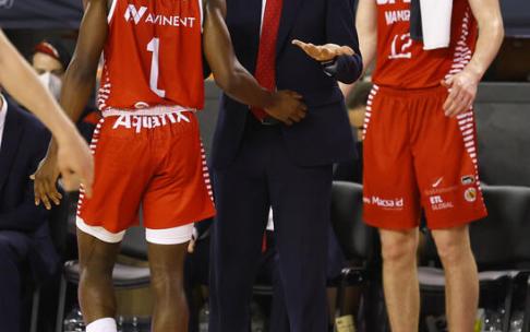 Pedro Martínez da instrucciones a Sylvain Francisco durante un partido de esta temporada