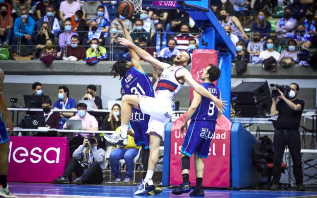 Momento en que Costello pisa a Benite y se lesiona