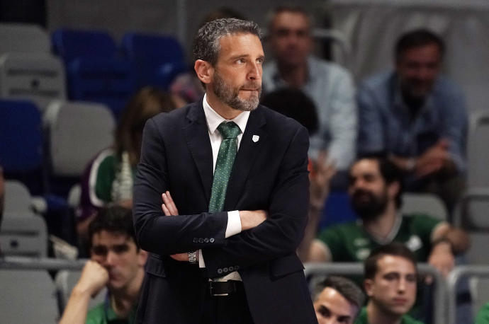 Ibon Navarro da instrucciones a sus jugadores durante un partido de esta temporada con el Unicaja