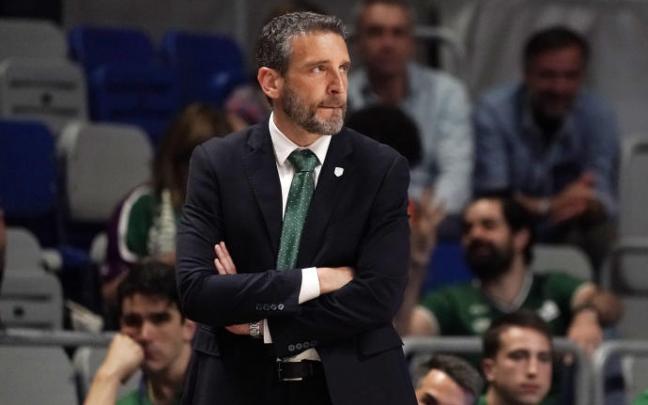 Ibon Navarro da instrucciones a sus jugadores durante un partido de esta temporada con el Unicaja