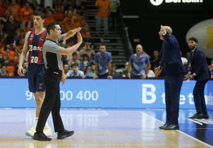 Joan Peñarroya, al fondo de la imagen, tras recibir la técnica