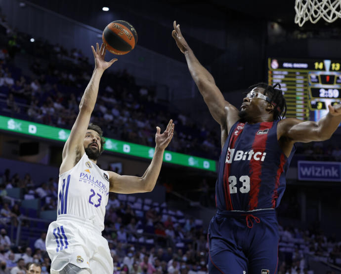 Sergi Llull, que no estará en Vitoria, lanza a canasta ante Enoch