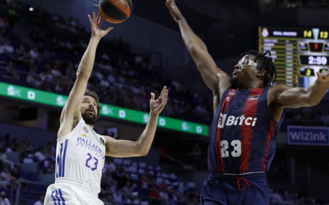 Sergi Llull, que no estará en Vitoria, lanza a canasta ante Enoch Sergi Llull, que no estará en Vitoria, lanza a canasta ante Enoch
