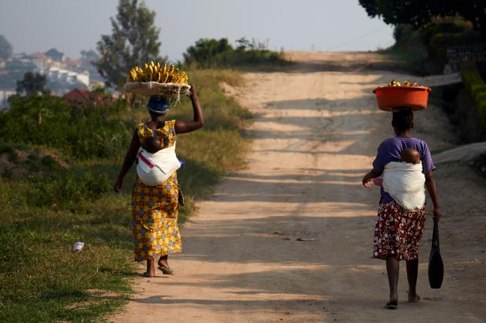 Dos mujeres caminan por la calle en Ruanda.