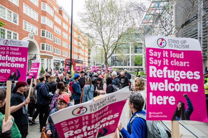 Protesta en Londres contra lo planes del Gobierno británico de trasladar solicitantes de asilo a Ruanda.