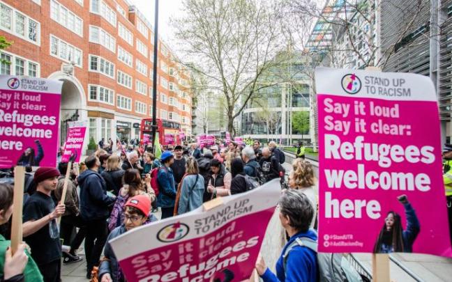 Protesta en Londres contra lo planes del Gobierno británico de trasladar solicitantes de asilo a Ruanda. Protesta en Londres contra lo planes del Gobierno británico de trasladar solicitantes de asilo a Ruanda.