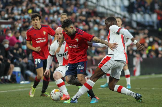 Rubén se zafa de varios jugadores del Rayo.