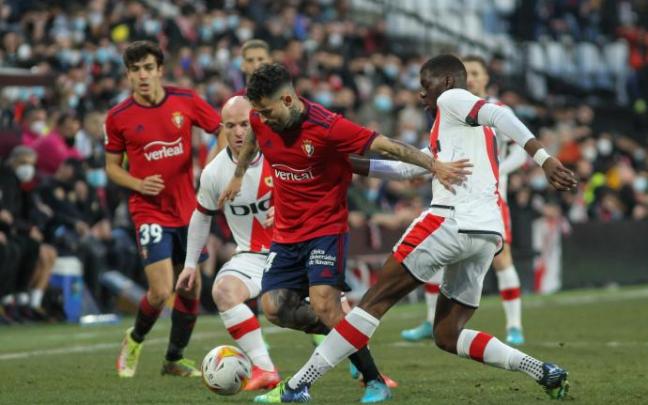 Rubén se zafa de varios jugadores del Rayo.