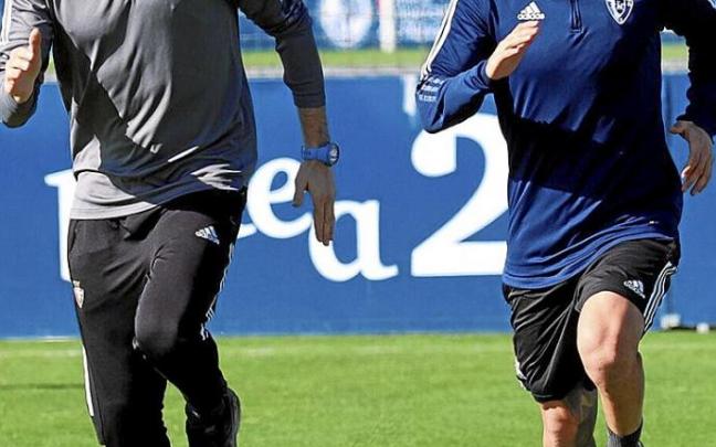 Ruben Garcia Osasunako prestatzaile fisiko batekin korrika, atzo, Taxoaren.