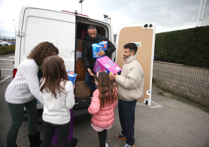 Rubén García, recogiendo material para su convoy humanitario, este domingo en Tajonar.