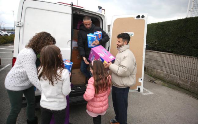 Rubén García, recogiendo material para su convoy humanitario, este domingo en Tajonar.