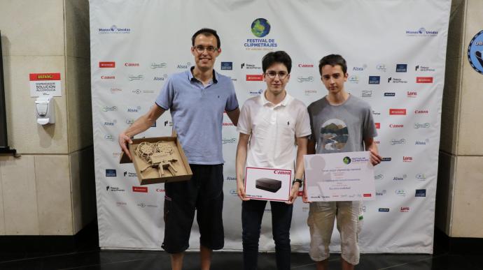 Rubén Huidobro, profesor de Corazonistas junto a dos alumnos en representación de su clase, Iker Ballesteros e Iker Jiménez.