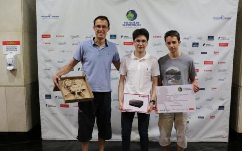 Rubén Huidobro, profesor de Corazonistas junto a dos alumnos en representación de su clase, Iker Ballesteros e Iker Jiménez.