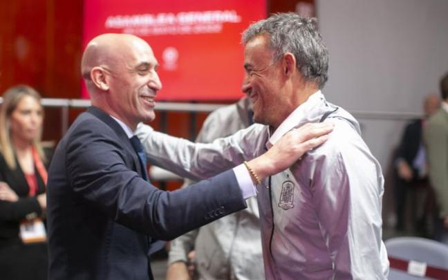 Rubiales saluda a Luis Enrique en la Asamblea General de la RFEF celebrada este lunes. Rubiales saluda a Luis Enrique en la Asamblea General de la RFEF celebrada este lunes.
