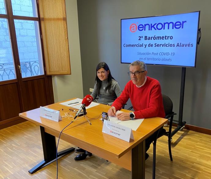 Parro y Aspuru presentando este lunes el segundo barómetro del comercio alavés.