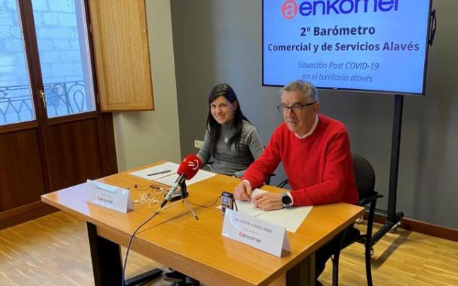 Parro y Aspuru presentando este lunes el segundo barómetro del comercio alavés.