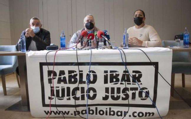Cándido Ibar, padre de pablo, junto con Krakenberger, y Tanya, en la rueda de prensa de este lunes en Vitoria.