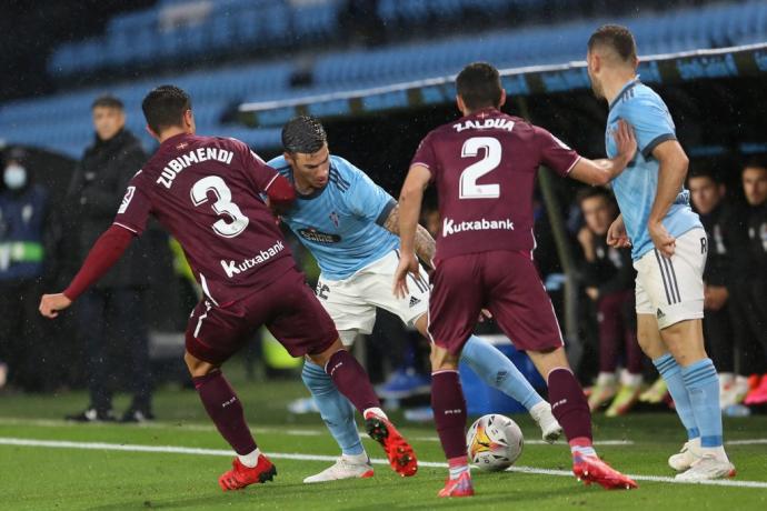 Imanol Alguacil sigue al fondo una acción del Celta-Real.