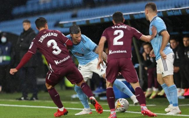 Imanol Alguacil sigue al fondo una acción del Celta-Real.