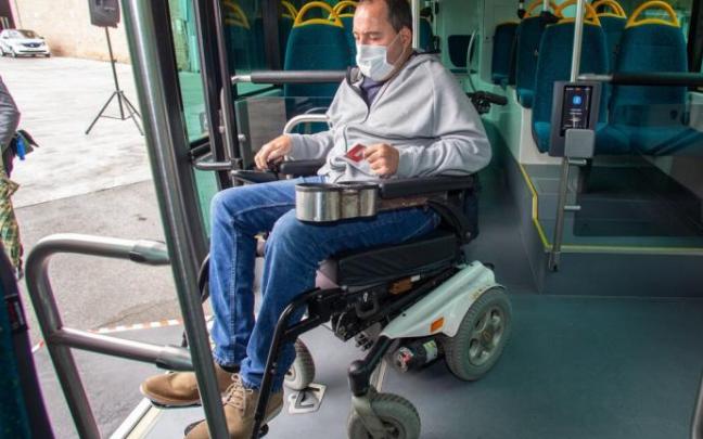 Roberto Labiano, vecino de Pamplona, accede en silla de ruedas a una villavesa para probar las nuevas máquinas incorporadas para personas con movilidad reducida. Roberto Labiano, vecino de Pamplona, accede en silla de ruedas a una villavesa para probar las nuevas máquinas incorporadas para personas con movilidad reducida.