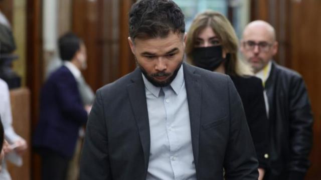 El portavoz de ERC en el Congreso, Gabriel Rufián, a su llegada al pleno