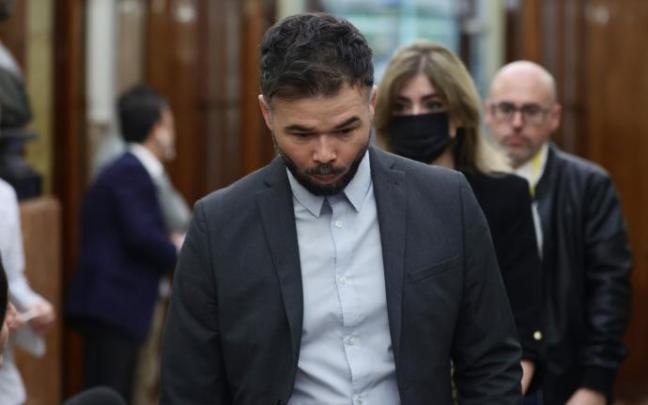 El portavoz de ERC en el Congreso, Gabriel Rufián, a su llegada al pleno El portavoz de ERC en el Congreso, Gabriel Rufián, a su llegada al pleno