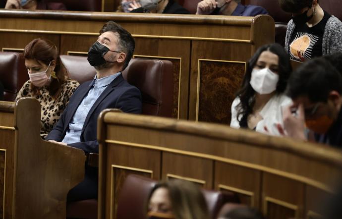 Gabriel Rufián e Inés Arrimadas, rostros de cada una de las dos vías por las que el Gobierno español puede apostar para sacar adelante sus proyectos de ley.